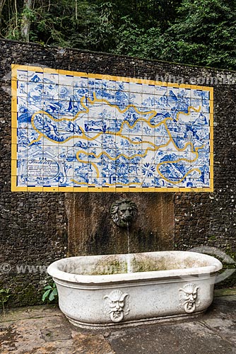  Fonte com painel de azulejos com o mapa da Floresta da Tijuca (1946) próximo à Cascatinha Taunay  - Rio de Janeiro - Rio de Janeiro (RJ) - Brasil