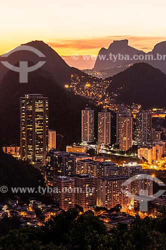  Vista do Condomínio residencial Morada do Sol a partir do mirante do Morro da Urca no Pão de Açúcar com a Pedra da Gávea ao fundo  - Rio de Janeiro - Rio de Janeiro (RJ) - Brasil