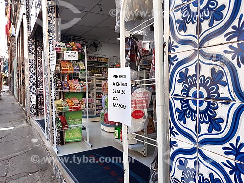  Placa indicando o uso obrigatório de máscara de proteção dentro de estabelecimentos comerciais - Crise do Coronavírus  - Rio de Janeiro - Rio de Janeiro (RJ) - Brasil