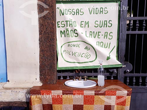  Pia pública instalada junto à ponto de ônibus, no Largo do Guimarães - Crise do Coronavírus  - Rio de Janeiro - Rio de Janeiro (RJ) - Brasil
