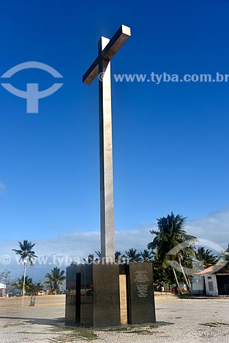  Cruz - Marco erguido para celebrar os 500 anos do descobrimento - região onde desembarcou Pedro Álvares Cabral e onde foi realizada a primeira missa no Brasil  - Santa Cruz Cabrália - Bahia (BA) - Brasil