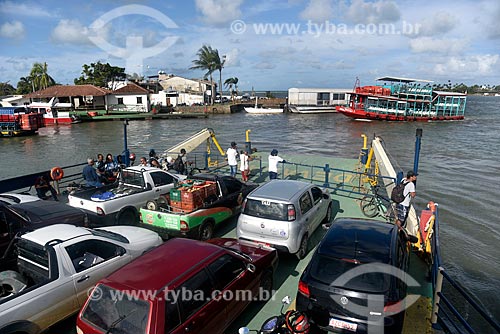  Balsas fazendo a travessia de veí­culos e passageiros no Rio Buranhém  - Porto Seguro - Bahia (BA) - Brasil
