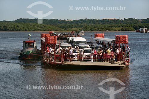  Balsas fazendo a travessia de veí­culos e passageiros no Rio Buranhém  - Porto Seguro - Bahia (BA) - Brasil