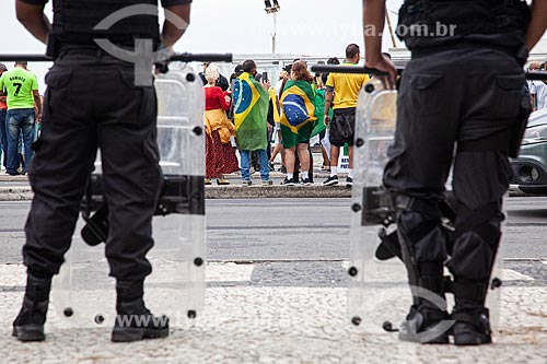  Manifestação pró Presidente Jair Bolsonaro na orla da Praia de Copacaba - Marcha da Família pró Bolsonaro com Deus  - Rio de Janeiro - Rio de Janeiro (RJ) - Brasil