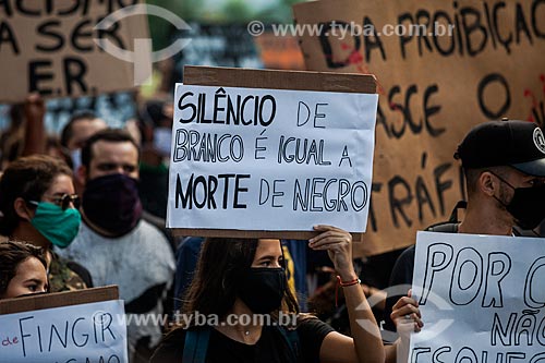  Marcha antirracista Vidas Negras Importam - Manifestantes pedindo pelo fim do racismo no Brasil inspirados pelo Movimento Vidas Negras Importam  - Rio de Janeiro - Rio de Janeiro (RJ) - Brasil