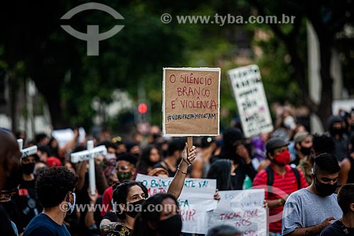  Marcha antirracista Vidas Negras Importam - Manifestantes pedindo pelo fim do racismo no Brasil inspirados pelo Movimento Vidas Negras Importam  - Rio de Janeiro - Rio de Janeiro (RJ) - Brasil