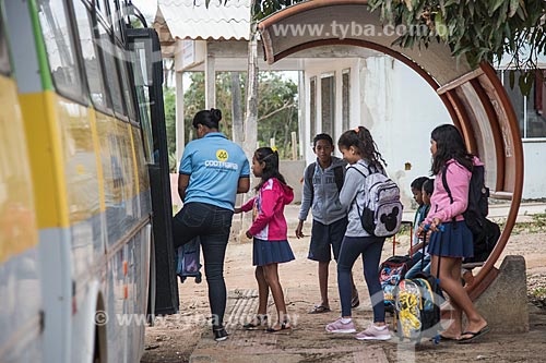  Crianças indígenas entrando em ônibus escolar - Terra Indígena Pau Brasil da etnia Tupiniquim - ACRÉSCIMO DE 100% SOBRE O VALOR DE TABELA  - Aracruz - Espírito Santo (ES) - Brasil