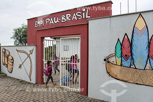  Crianças indígenas chegando em escola - Terra Indígena Pau Brasil da etnia Tupiniquim - ACRÉSCIMO DE 100% SOBRE O VALOR DE TABELA  - Aracruz - Espírito Santo (ES) - Brasil