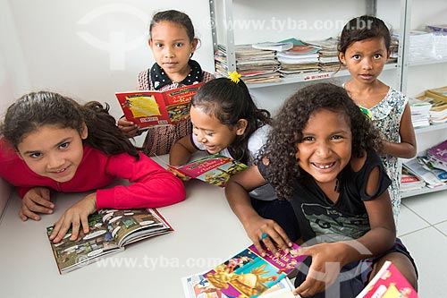  Crianças indígenas em escola - Terra Indígena Pau Brasil da etnia Tupiniquim - ACRÉSCIMO DE 100% SOBRE O VALOR DE TABELA  - Aracruz - Espírito Santo (ES) - Brasil