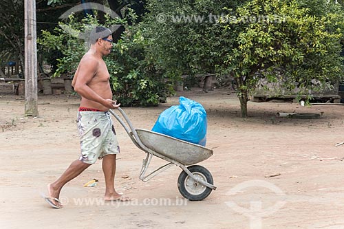  Indígena transportando saco de lixo em carrinho de mão - Terra Indígena Pau Brasil da etnia Tupiniquim - ACRÉSCIMO DE 100% SOBRE O VALOR DE TABELA  - Aracruz - Espírito Santo (ES) - Brasil