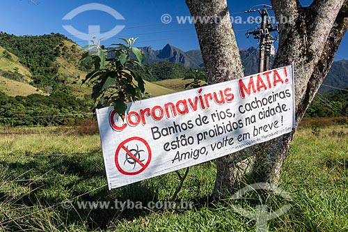  Cartaz alertando turistas que a Área de Proteção Ambiental da Serrinha do Alambari está fechada devido à crise do Coronavírus  - Resende - Rio de Janeiro (RJ) - Brasil