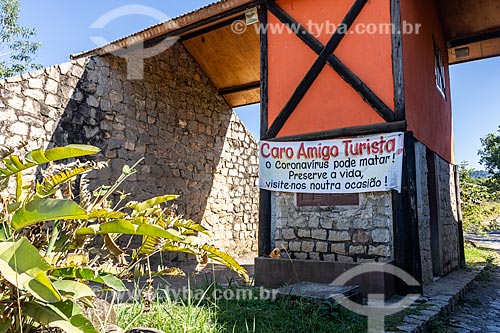 Cartaz alertando turistas que a Área de Proteção Ambiental da Serrinha do Alambari está fechada devido à crise do Coronavírus  - Resende - Rio de Janeiro (RJ) - Brasil