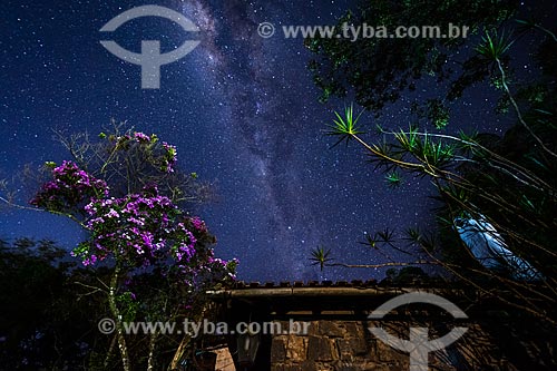  Vista noturna de casa com estrelas da Via Láctea ao fundo - Área de Proteção Ambiental da Serrinha do Alambari  - Resende - Rio de Janeiro (RJ) - Brasil