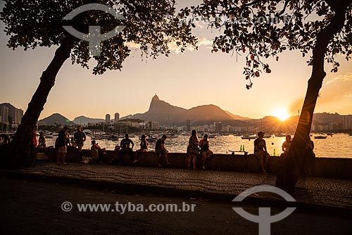  Pessoas observando o pôr do sol a partir da Mureta da Urca  - Rio de Janeiro - Rio de Janeiro (RJ) - Brasil