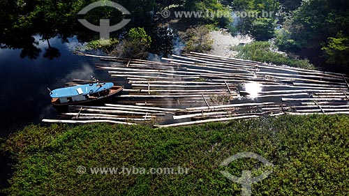  Foto feita com drone de toras de madeira ilegal como Samaúma, Cedro, Mogno, Itaúba, Assaçu, entre outras apreendidas na Comunidade Santo Antônio. As toras são advindas da Reserva de Desenvolvimento Sustentável (RDS) do Piranha e da RDS do Piagaçú-Purús  - Manacapuru - Amazonas (AM) - Brasil