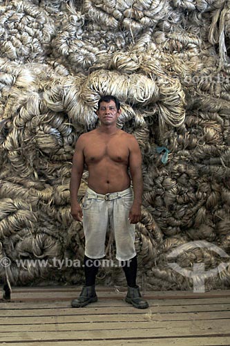  Homem trabalhando com Juta  - Manacapuru - Amazonas (AM) - Brasil