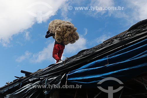  Homem transportando Juta  - Manacapuru - Amazonas (AM) - Brasil