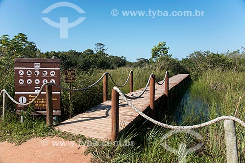  Placa de sinalização em trilha no Parque Estadual Paulo Cesar Vinha  - Guarapari - Espírito Santo (ES) - Brasil