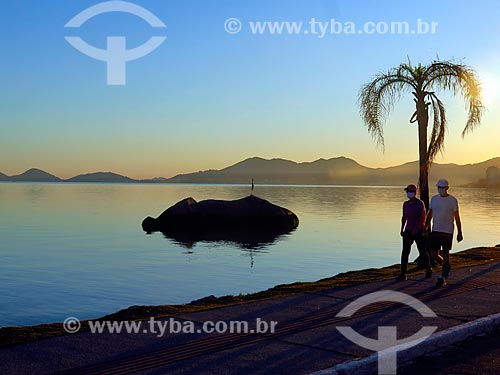  Pessoas caminhando na Beira Mar Norte ao amanhecer  - Florianópolis - Santa Catarina (SC) - Brasil