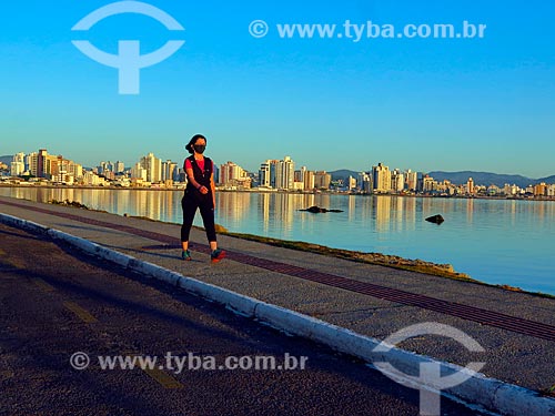  Mulher caminhando na Beira Mar Norte ao amanhecer  - Florianópolis - Santa Catarina (SC) - Brasil