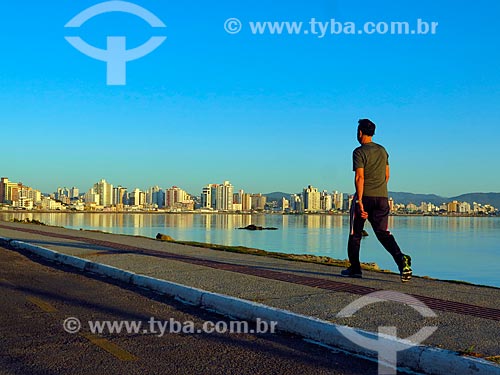  Homem caminhando na Beira Mar Norte ao amanhecer  - Florianópolis - Santa Catarina (SC) - Brasil