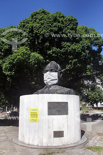  Busto de Getúlio Vargas com máscara de proteção gigante em frente ao Memorial Getúlio Vargas (2004) - Crise do Coronavírus  - Rio de Janeiro - Rio de Janeiro (RJ) - Brasil