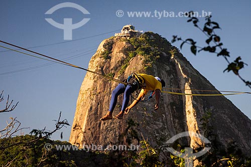  Praticante de slackline com o Pão de Açúcar ao fundo  - Rio de Janeiro - Rio de Janeiro (RJ) - Brasil