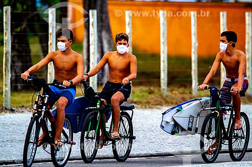  Adolecentes indo a praia de máscara durante a crise do Coronavírus  - Rio de Janeiro - Rio de Janeiro (RJ) - Brasil