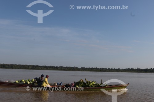 Ribeirinhos em canoa no Rio Madeira - Nova Olinda do Norte - Amazonas (AM) - Brasil