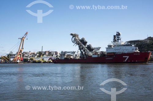 Navio lançador de fibra ótica e cabos sumbarinos em alto mar atracado no porto de Vitória - Vitória - Espírito Santo (ES) - Brasil