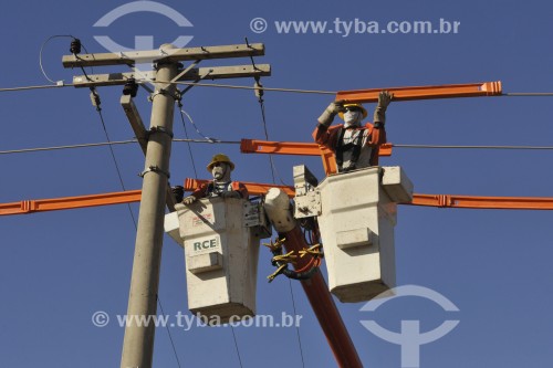 Homens trabalhando na manutenção da rede elétrica - Mirassol - São Paulo (SP) - Brasil