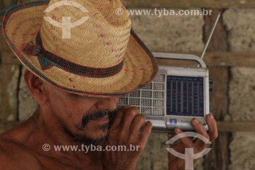 Agricultor ribeirnho com rádio antigo - Maués - Amazonas (AM) - Brasil