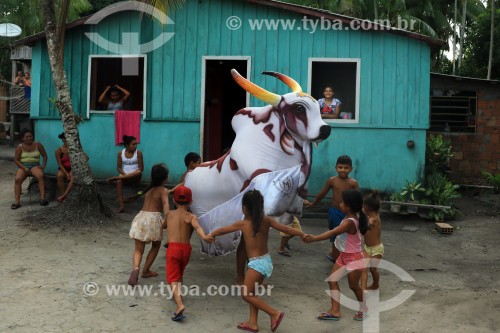 Crianças brincam de Boi Malhado - Folclore da Ilha de Vera Cruz - Maués - Amazonas (AM) - Brasil