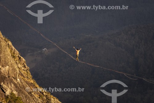 Praticante de slackline na Serra da Mantiqueira próximo a Itatiaia - Itatiaia - Rio de Janeiro (RJ) - Brasil