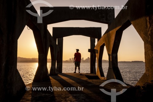 Homem na passarela do Forte Tamandaré da Laje (1555) - Rio de Janeiro - Rio de Janeiro (RJ) - Brasil