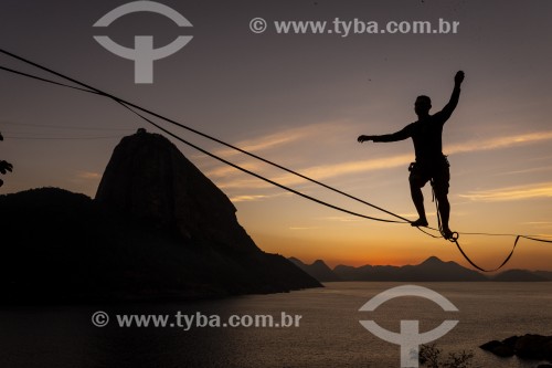 Praticante de slackline com o Pão de Açúcar ao fundo ao amanhecer - Rio de Janeiro - Rio de Janeiro (RJ) - Brasil