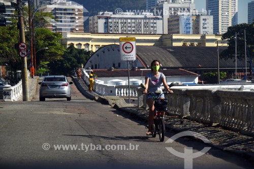 Pessoa passeando de bicicleta utilizando máscara de proteção - Crise do Coronavírus - Rio de Janeiro - Rio de Janeiro (RJ) - Brasil