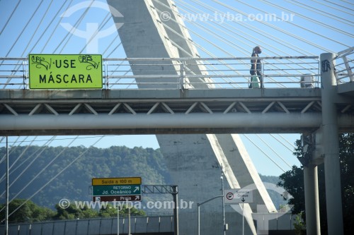 Passarela sobre a Avenida Armando Lombardi com placa incentivando a utilização de máscara - Rio de Janeiro - Rio de Janeiro (RJ) - Brasil