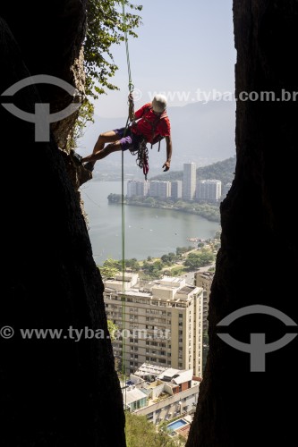 Alpinista durante a escalada do Morro do Cantagalo - Rio de Janeiro - Rio de Janeiro (RJ) - Brasil