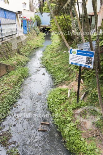 Córrego com placa educativa sobre descarte de lixo e esgoto - Santa Maria de Jetibá - Espírito Santo (ES) - Brasil