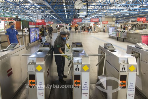 Higienização das catracas do Metrô por causa do coronavírus - São Paulo - São Paulo (SP) - Brasil