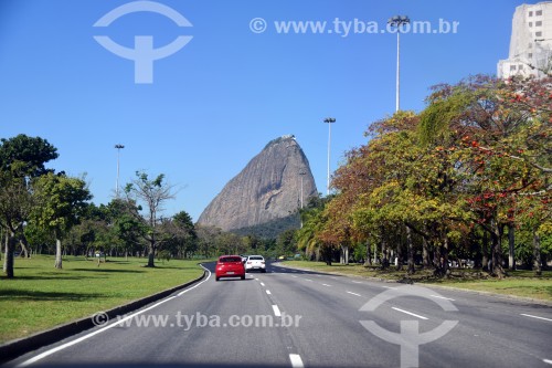 Tráfego na Avenida Infante Dom Henrique com o Pão de Açúcar ao fundo - Rio de Janeiro - Rio de Janeiro (RJ) - Brasil