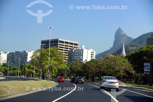 Tráfego na Avenida das Nações Unidas com o Cristo Redentor ao fundo - Rio de Janeiro - Rio de Janeiro (RJ) - Brasil
