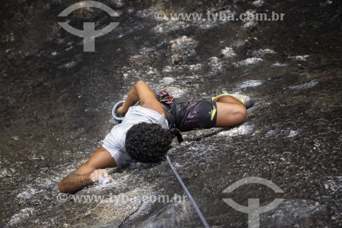 Homem escalando rocha em meio a floresta  - Rio de Janeiro - Rio de Janeiro (RJ) - Brasil