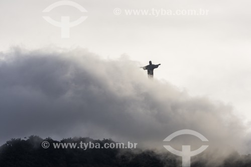 Vista do Cristo Redentor envolto em nuvens - Rio de Janeiro - Rio de Janeiro (RJ) - Brasil