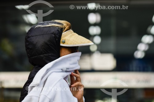 Pessoa andando na rua com máscara improvisada durante a crise do coronavírus - Capão da Canoa - Rio Grande do Sul (RS) - Brasil