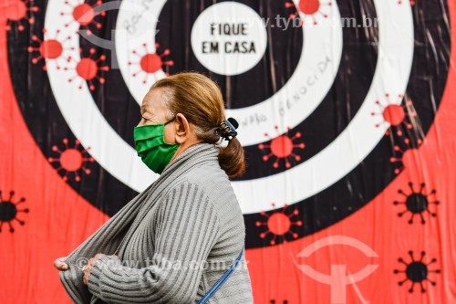 Mulher usando máscara enquanto anda pela rua - Crise do Coronavírus  - Porto Alegre - Rio Grande do Sul (RS) - Brasil