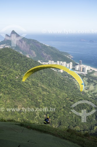 Decolagem de parapente a partir da rampa da Pedra Bonita/Pepino com a Praia de São Conrado ao fundo  - Rio de Janeiro - Rio de Janeiro (RJ) - Brasil