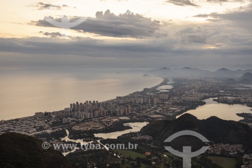 Vista do bairro da Barra da Tijuca a partir da Pedra Bonita durante o pôr do sol  - Rio de Janeiro - Rio de Janeiro (RJ) - Brasil
