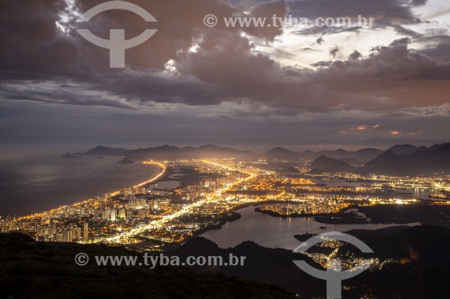 Vista do bairro da Barra da Tijuca a partir da Pedra Bonita durante o anoitecer  - Rio de Janeiro - Rio de Janeiro (RJ) - Brasil
